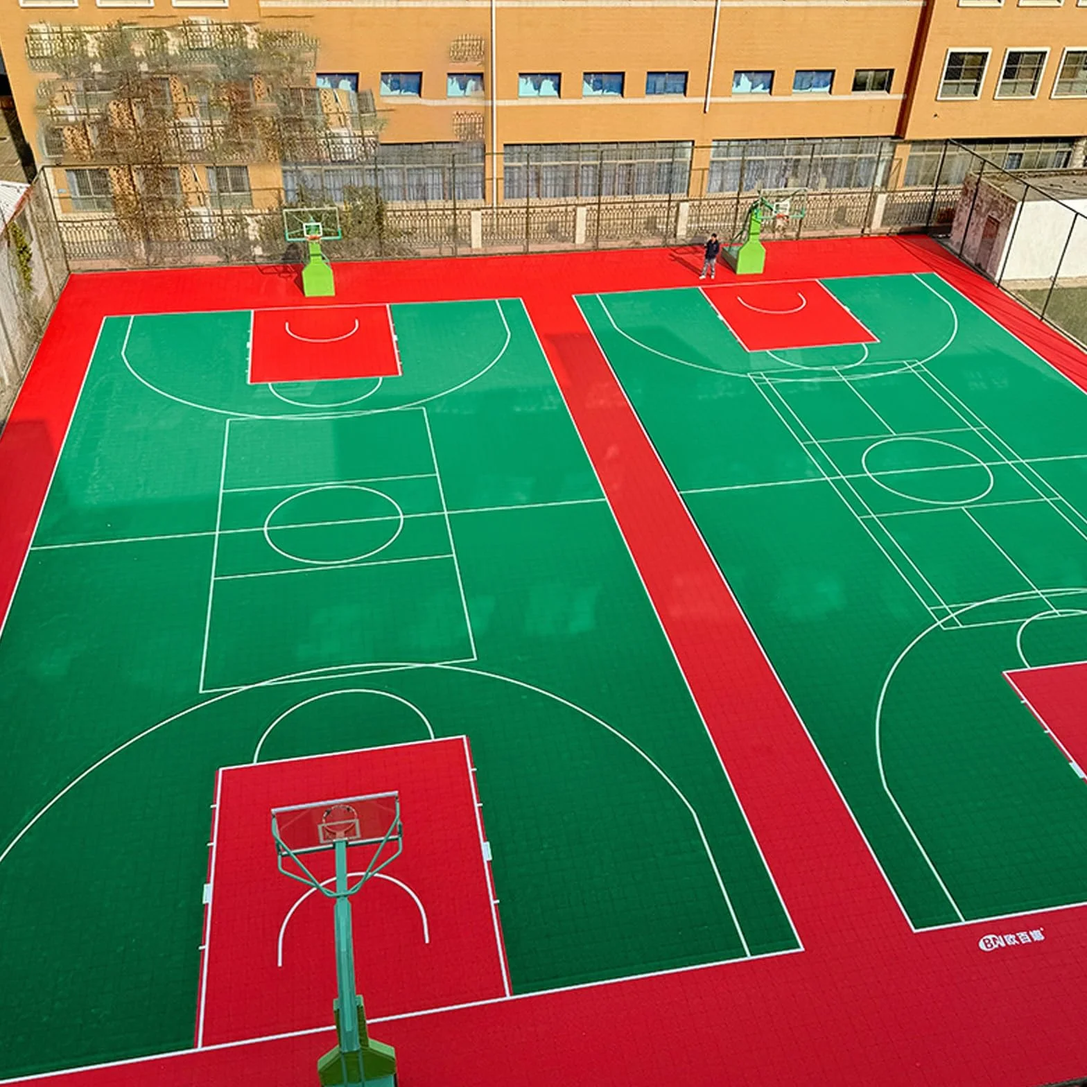 Piastrelle per pavimenti ad incastro per campi sportivi, protezione modulare per basket e pallavolo
