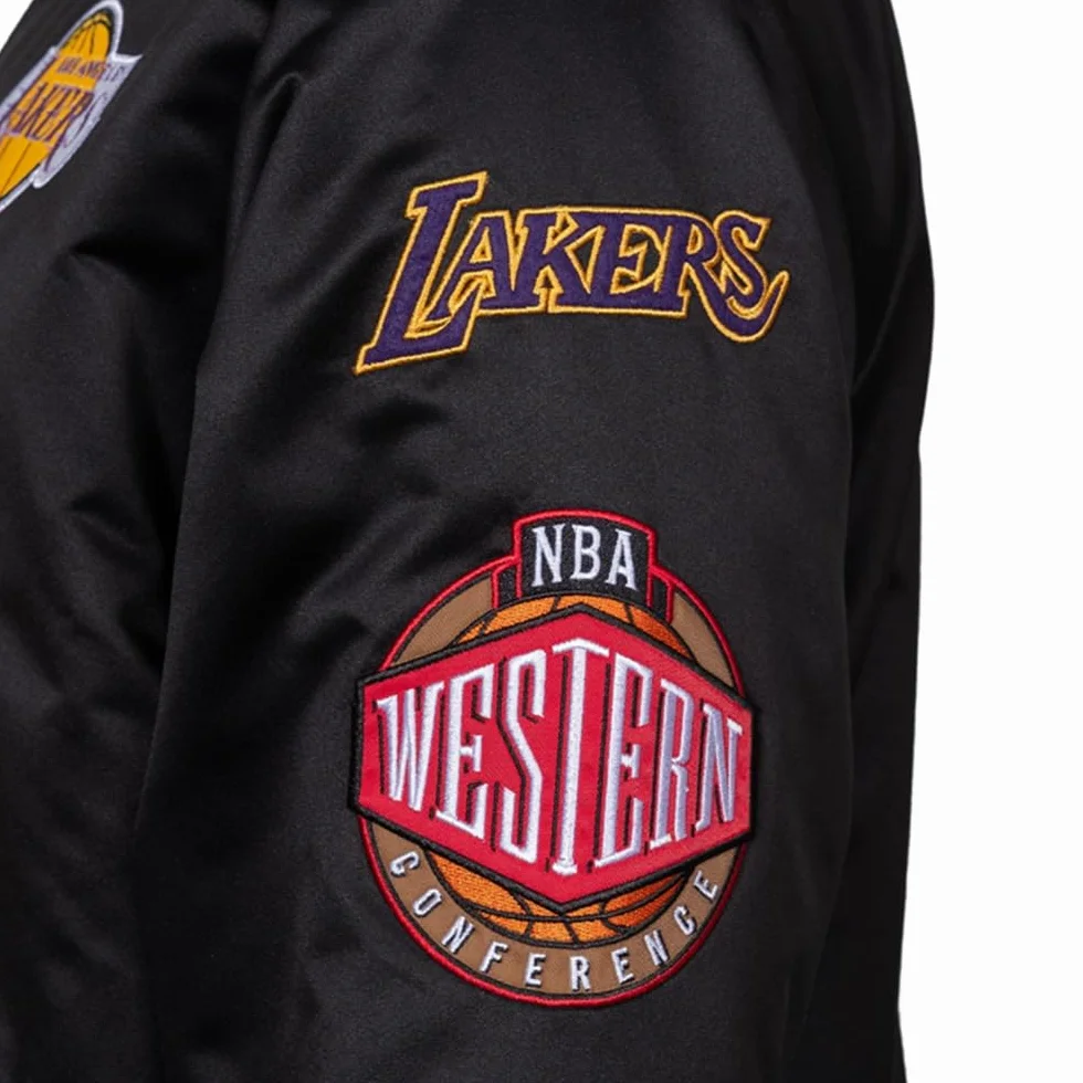 Mitchell & Ness NBA Blackout Giacca in raso pesante | Toppe e ricami di alta qualità su petto e maniche | Polsini a coste su collo, maniche e orlo | Tasche a filetto