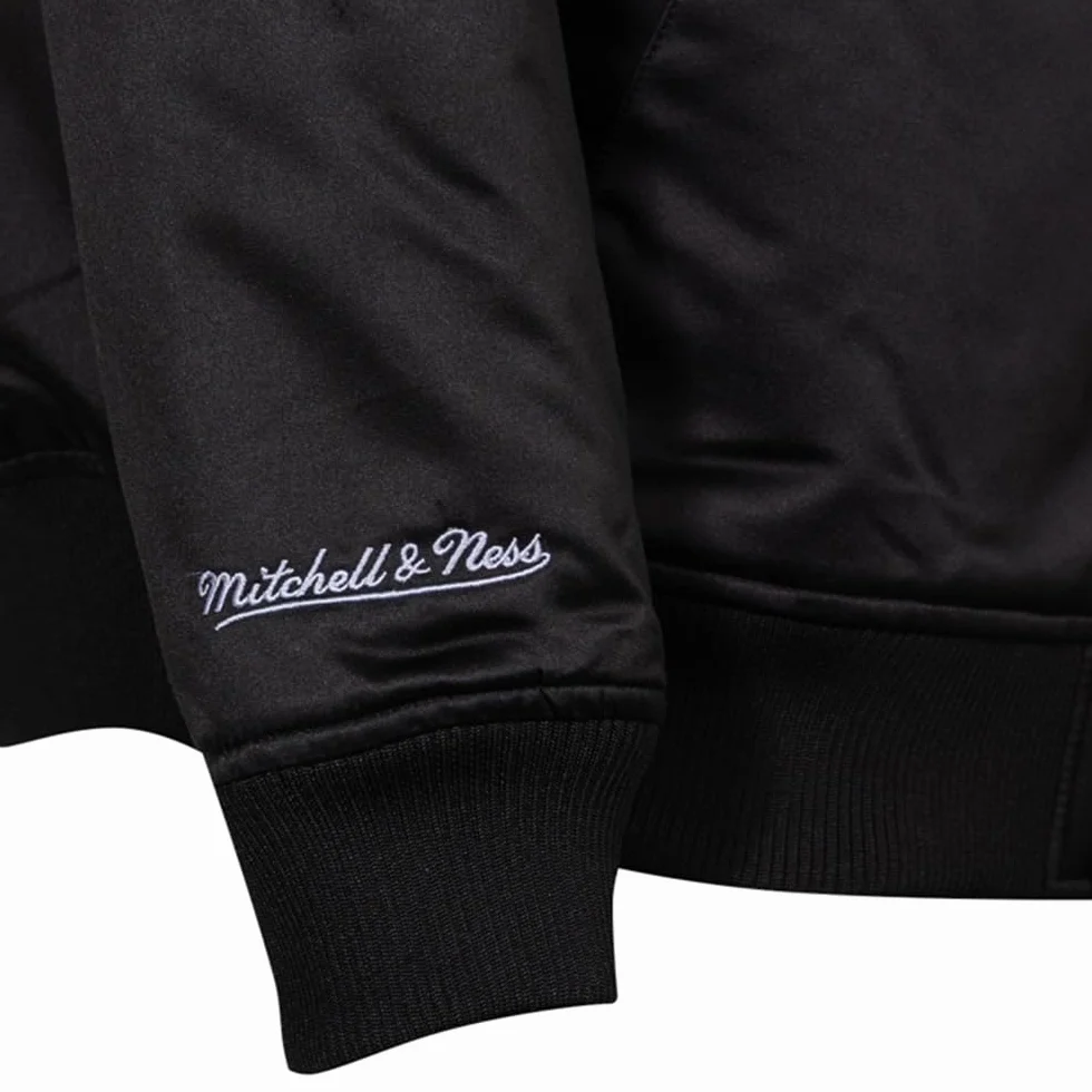 Mitchell & Ness NBA Blackout Giacca in raso pesante | Toppe e ricami di alta qualità su petto e maniche | Polsini a coste su collo, maniche e orlo | Tasche a filetto