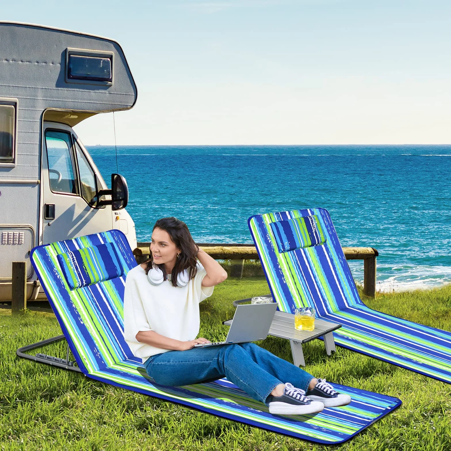 GYMAX Tappetino da Spiaggia Reclinabile Set 2 Sedie e Tavolino Pieghevole Multifunzione Blu e Verde