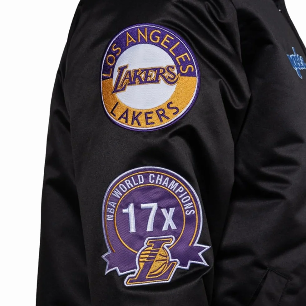 Mitchell & Ness NBA Blackout Giacca in raso pesante | Toppe e ricami di alta qualità su petto e maniche | Polsini a coste su collo, maniche e orlo | Tasche a filetto