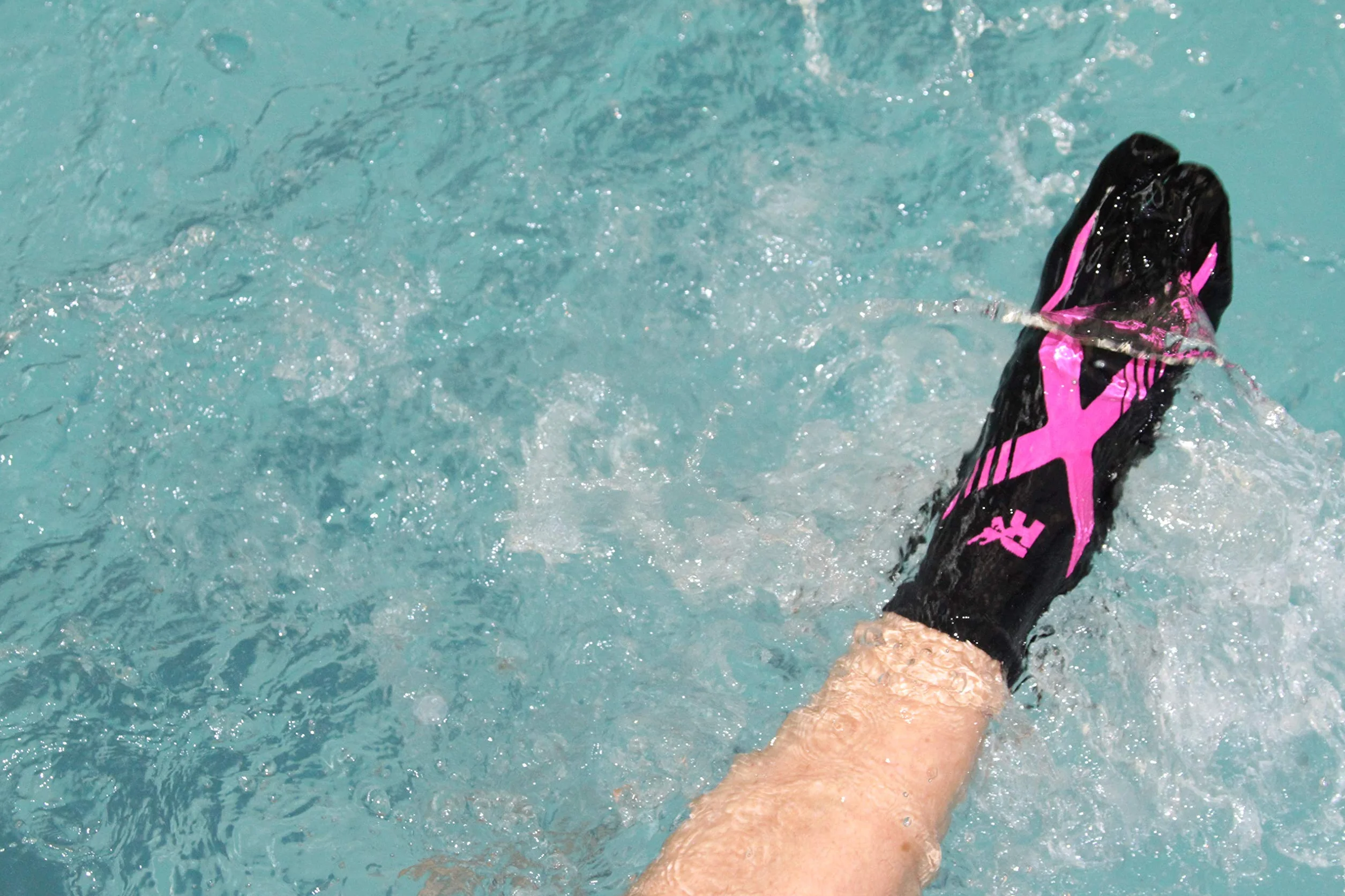 R-EVENGE CALZA TECNICA POOL 1 FINGER ATTIVITÀ IN PISCINA E SU SUPERFICI BAGNATE, ANTISCIVOLO, ANTIBATTERICA, IDEALE PER NUOTO ACQUAGYM, HYDROBIKE,