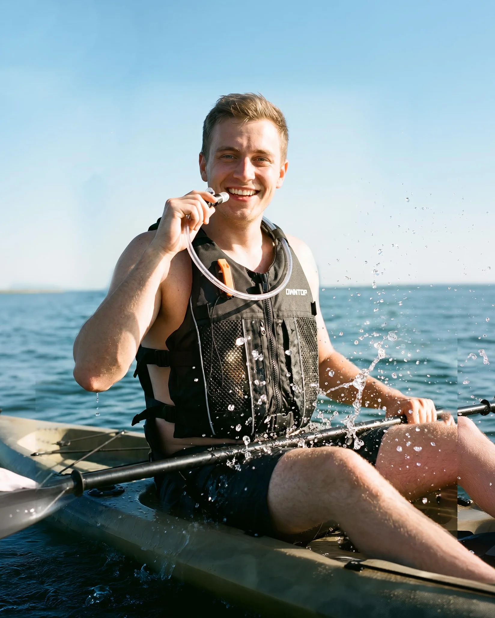 Owntop Aiuti per La Galleggiabilità per Adulti e Adolescenti con Zaino Idratazione, Fischietto e Tasche - Giubbotto Galleggiante Regolabile Gilet da Nuoto Unisex per Paddleboard, Kayak, Pesca, Vela