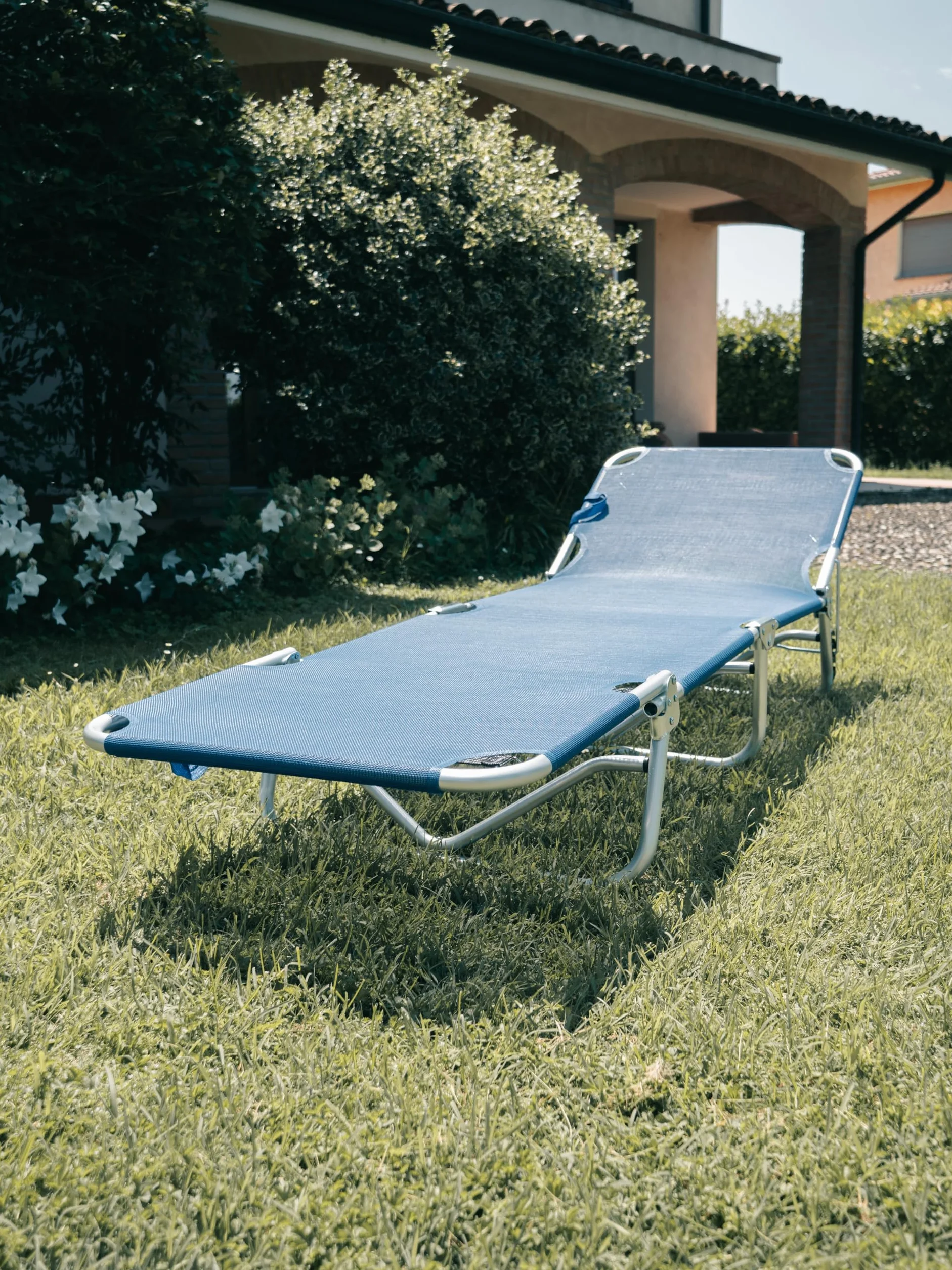 Lettino da spiaggia in alluminio Capri 192x56x24h, sdraio pieghevole in 4, con elastici per un miglior sostegno e pratiche maniglie per il trasporto