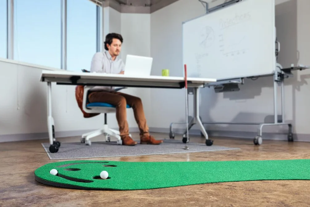 PUTT-A-BOUT Par Three Golf Putting Verde