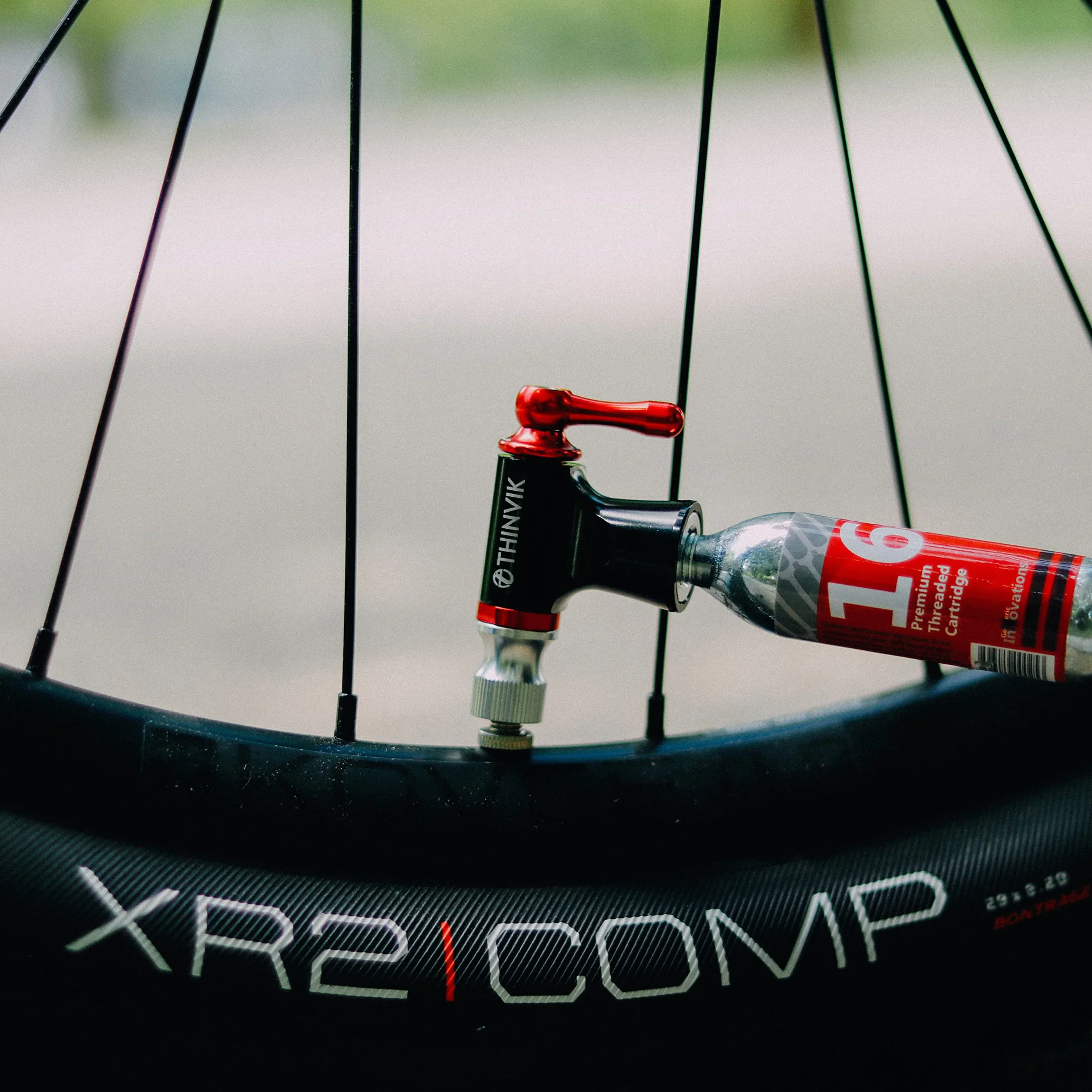 Thinvik Kit di gonfiaggio a CO2 per pneumatici bici Presta Schrader pompa portatile