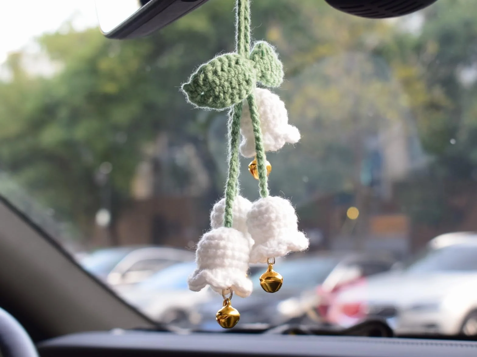 Ciondolo Auto Fiore Bianco Fatto a Mano all’Uncinetto con Campanelli Ornamento da Appendere per Specchietto Retrovisore Auto Decorazioni Interni Accessori Auto Donna Estetici Regalo per Macchina Nuova