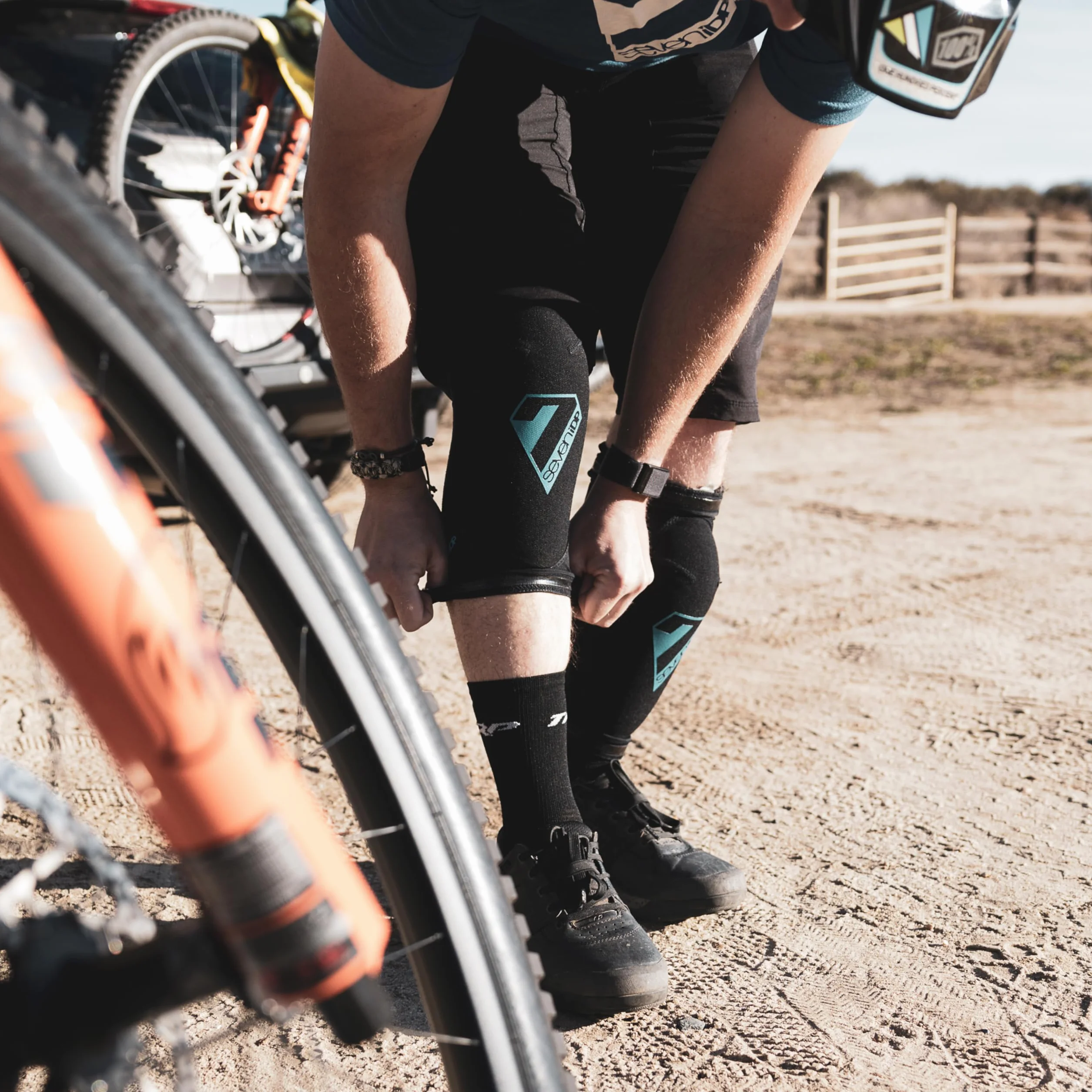 7iDP Transition Ginocchiere Leggere Protettive MTB Enduro Trail Nero Blu