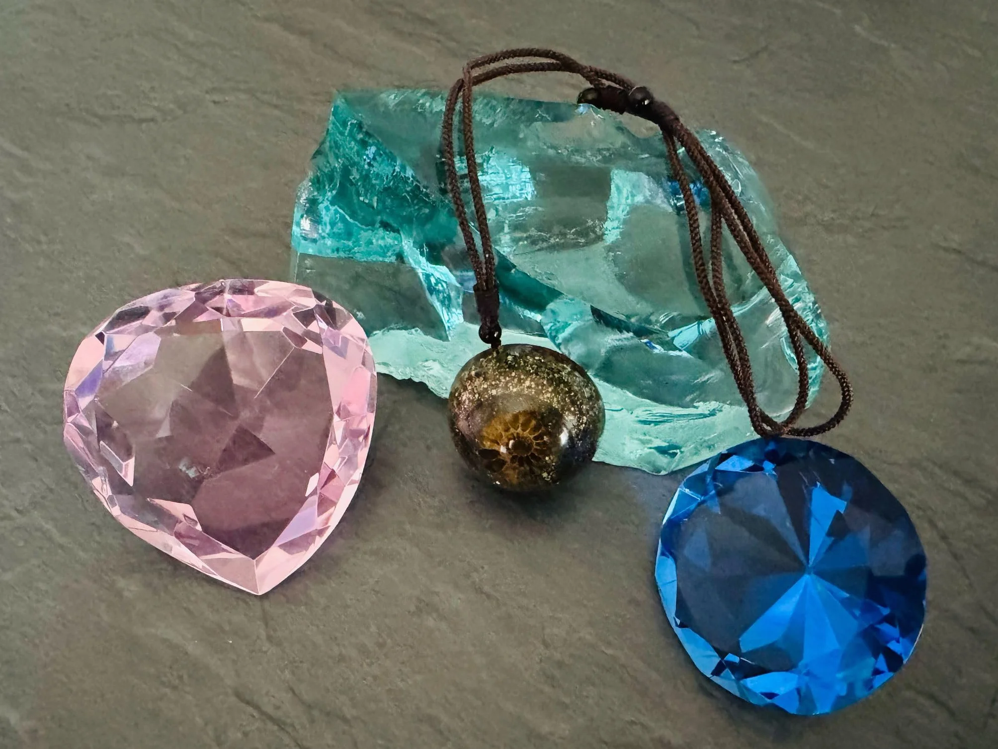 Ciondolo Orgonite Oro in Pietra Naturale Ammonite Fossile Yoga Meditazione Talismano della Ricchezza Amuleto Mistico Portafortuna Potentissimo Accessori Idea Regalo Uomo Donna