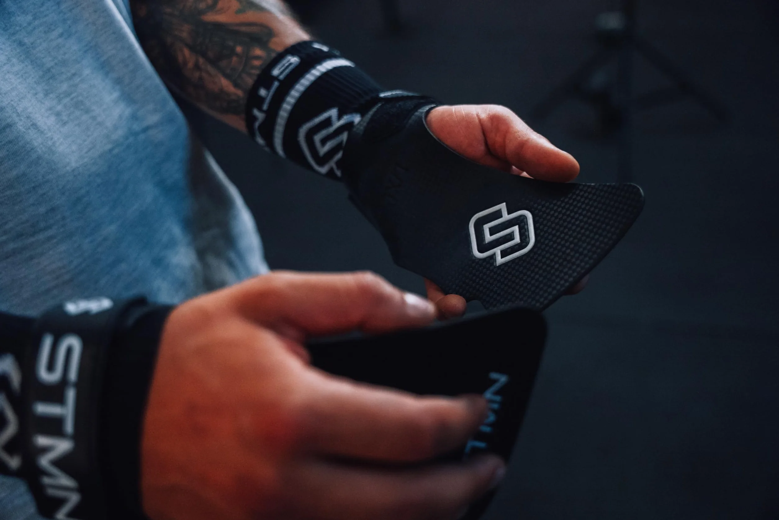 STMN Fitness Paracalli Carbon Black Grip Ultra Resistente Texture Carbon con Magnesite Protezione Mani Cross Training Calisthenics Sbarre Ruvide
