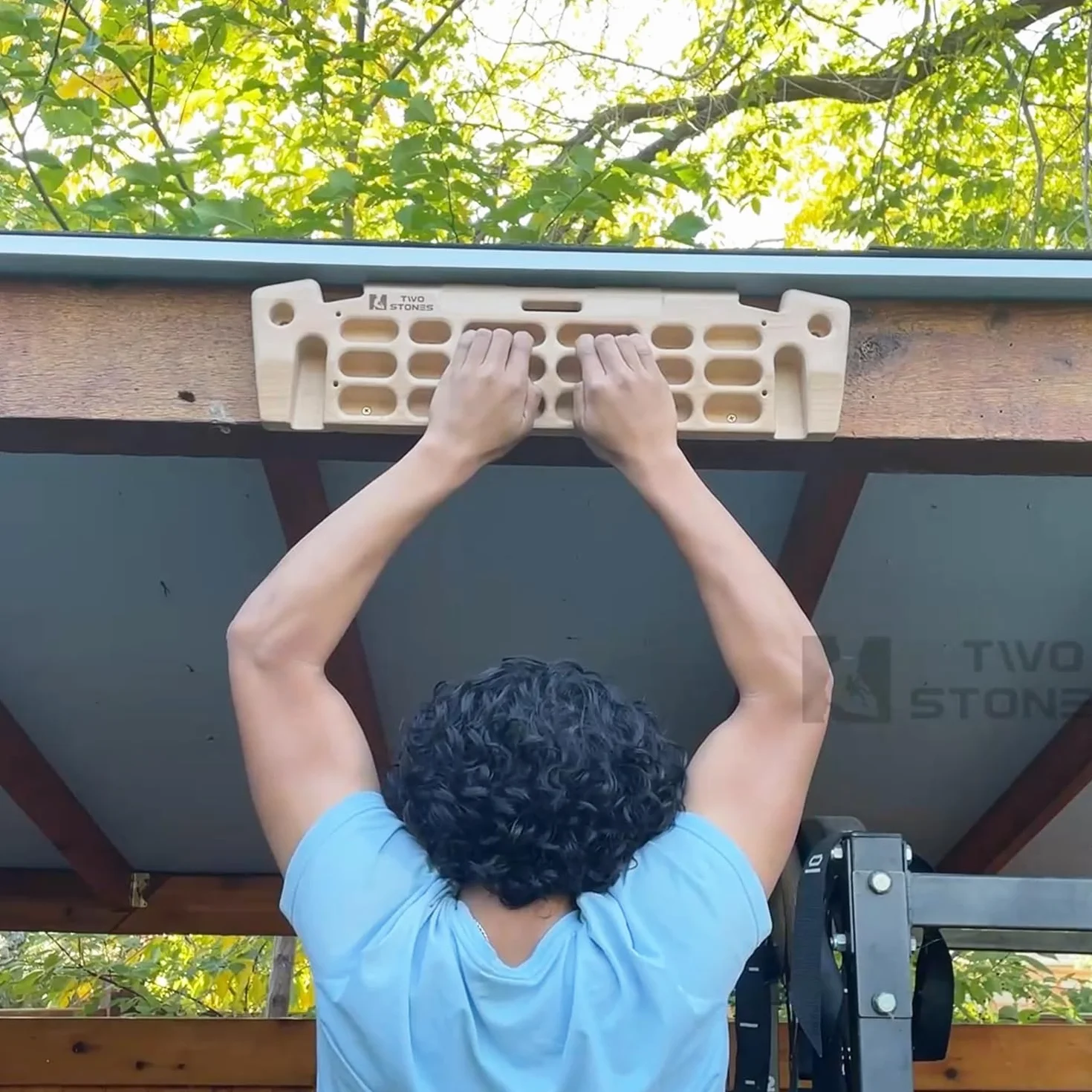 TWO STONES Hangboard per Arrampicata su Roccia con Supporto per Telefono e Fascia, Legno