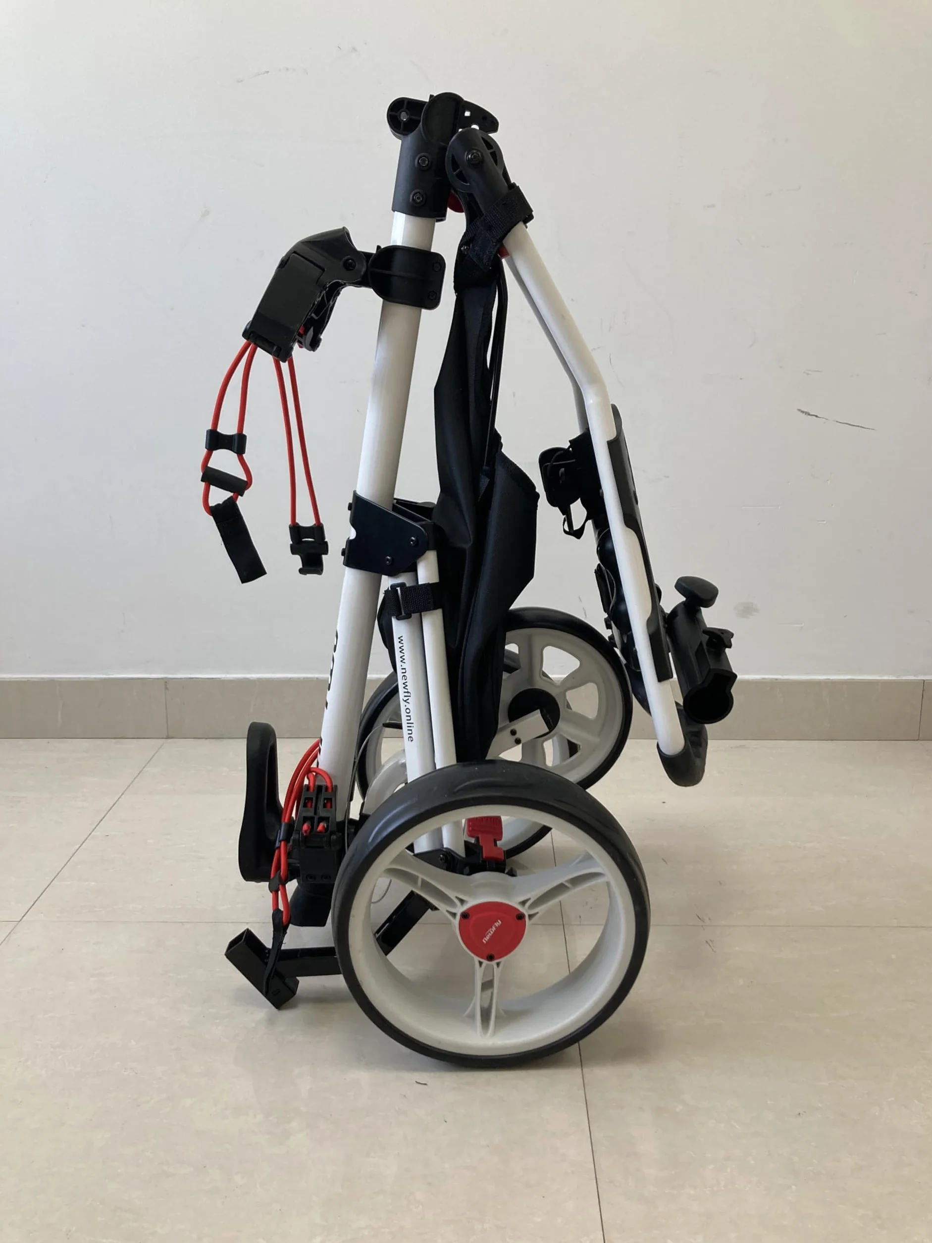 Newfly Carrello da golf 3 ruote pieghevole ultraleggero con freno a pedale bianco