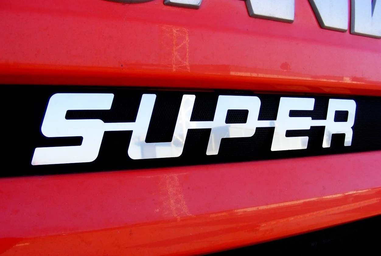 decorazione anteriore, scritta "super", in acciaio lucido, per tutte le serie di Scania