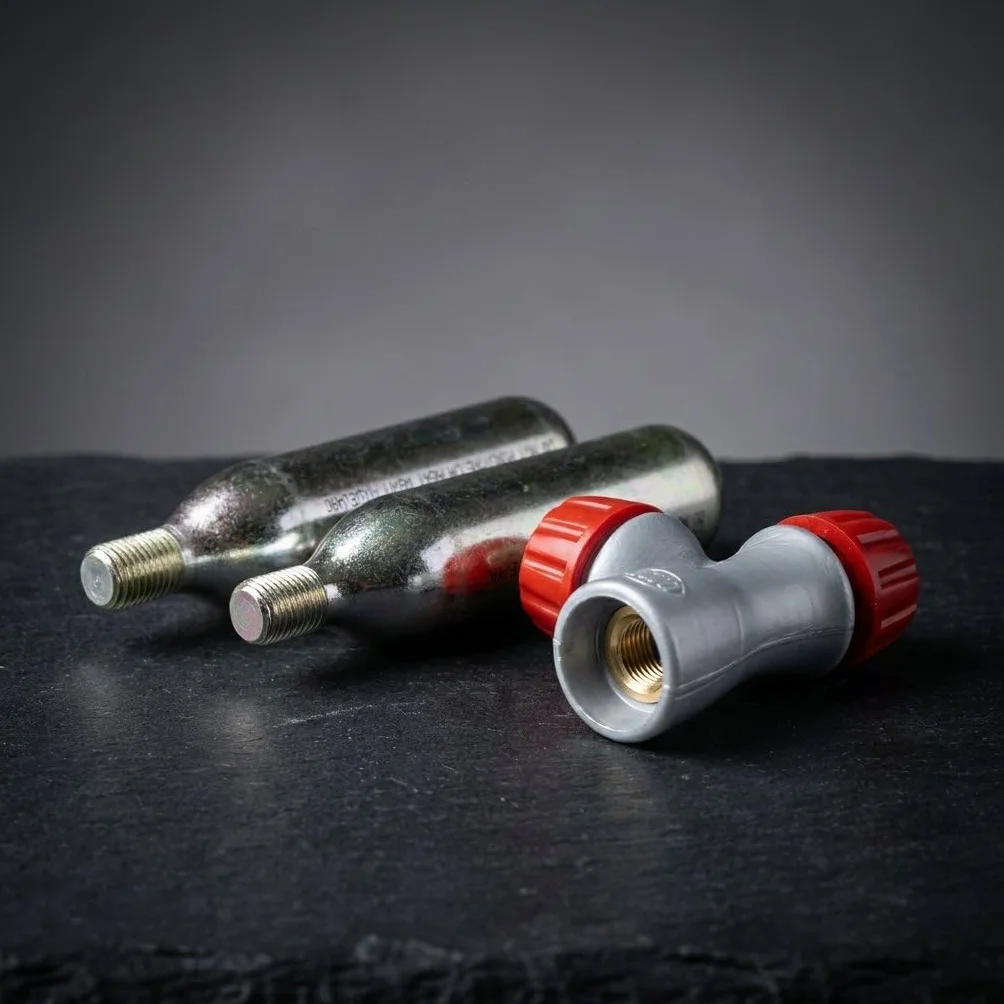 ON BIKE Erogatore CO2 16g Filettato Kit Gonfiaggio Pneumatici Rapido 2 Cartucce