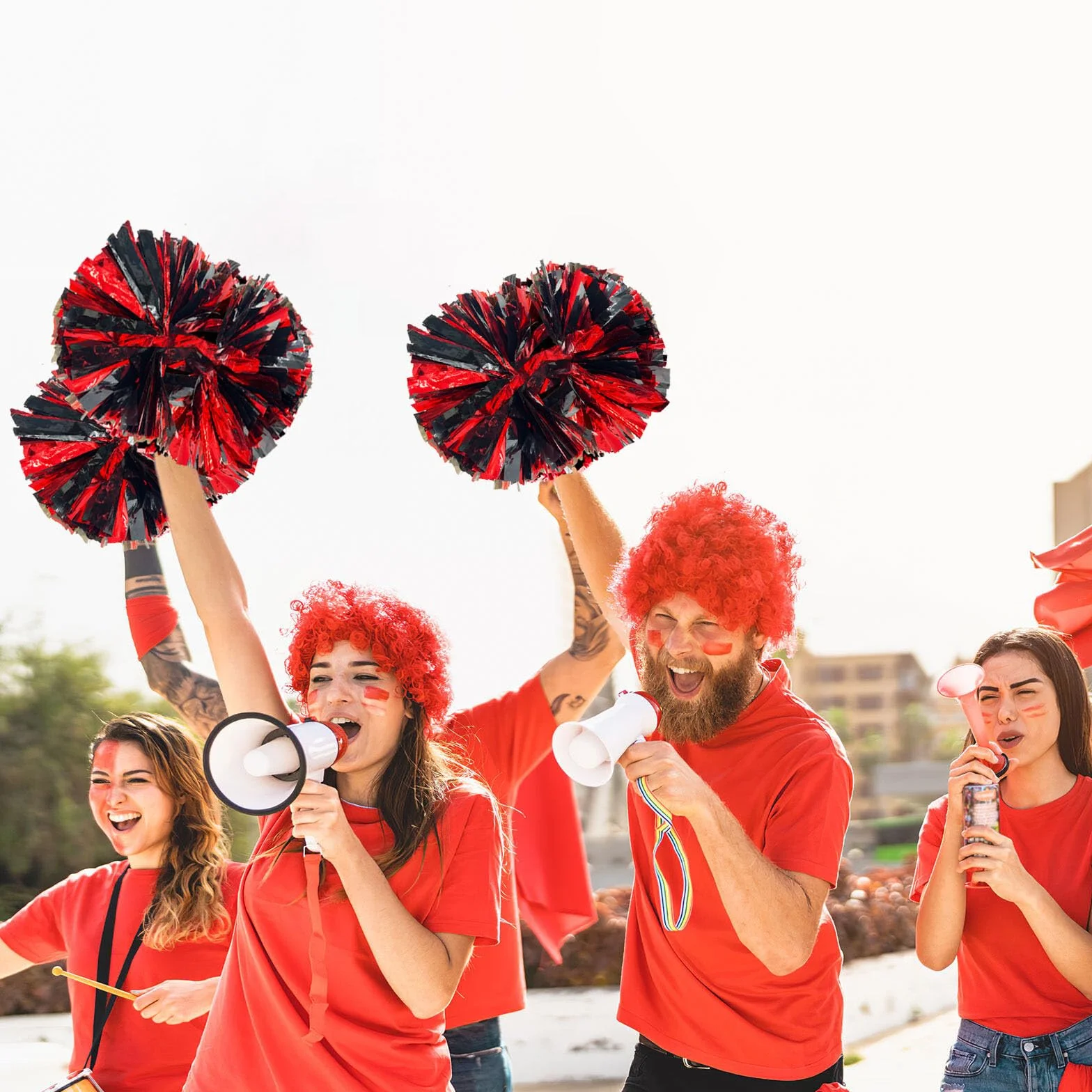 Pompon cheerleader neri e rossi 30,5 cm metallizzati con manico a bacchetta