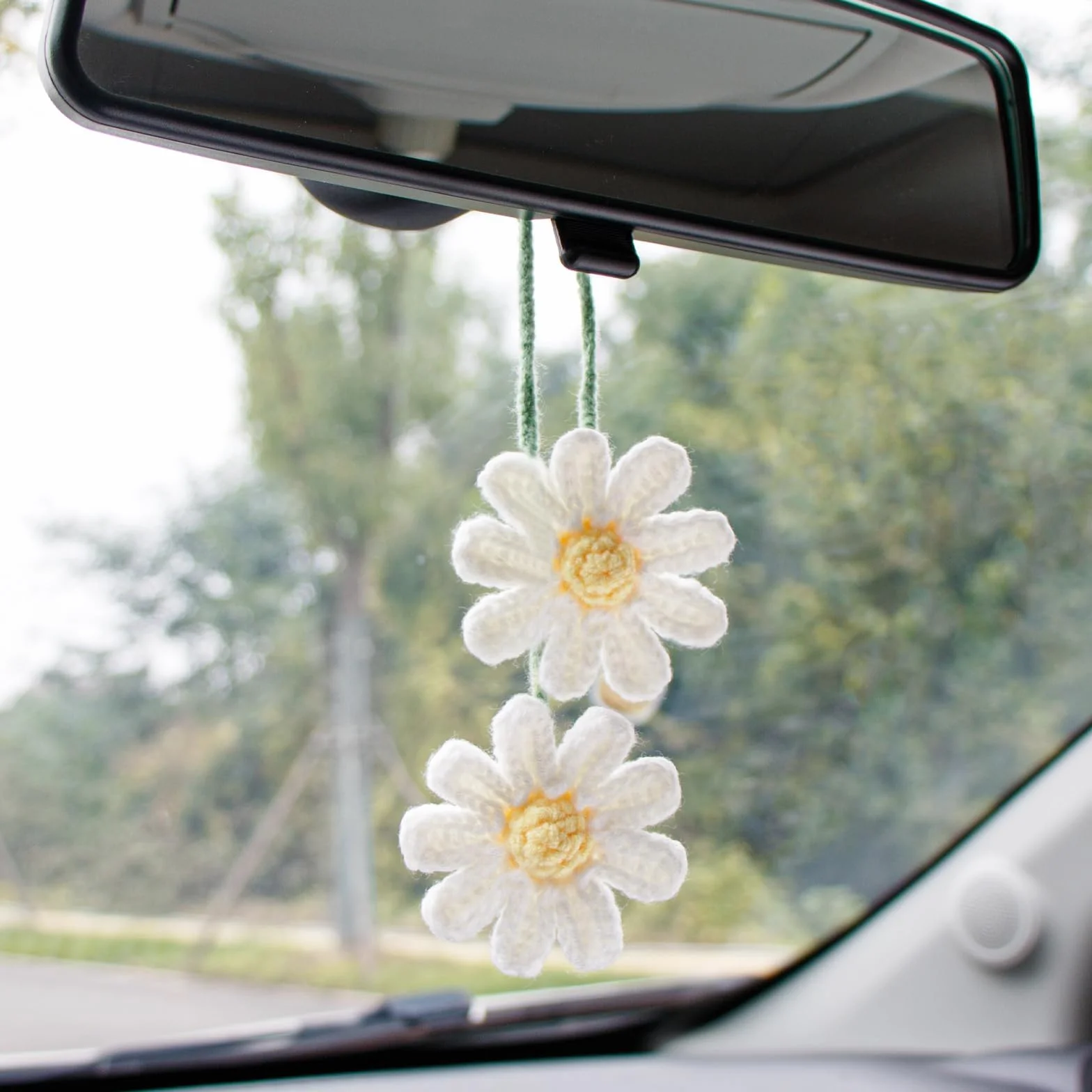 Ciondolo per Auto Margherita Lavorata a Mano, Accessori per Specchietto Retrovisore, Accessori Auto Donna da Appendere (Bianco)