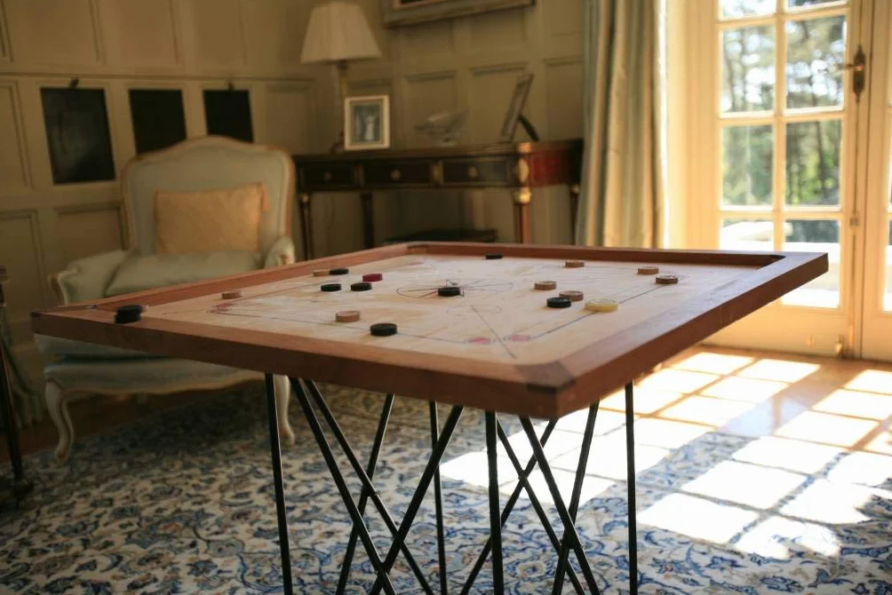 Ubergames Carrom Board Set ufficiale da 7 kg – Legno duro ecologico – Kit completo con dischi ufficiali (Carrom con tavoli e borsa) – India originale per 2-4 giocatori a partire da 8 anni