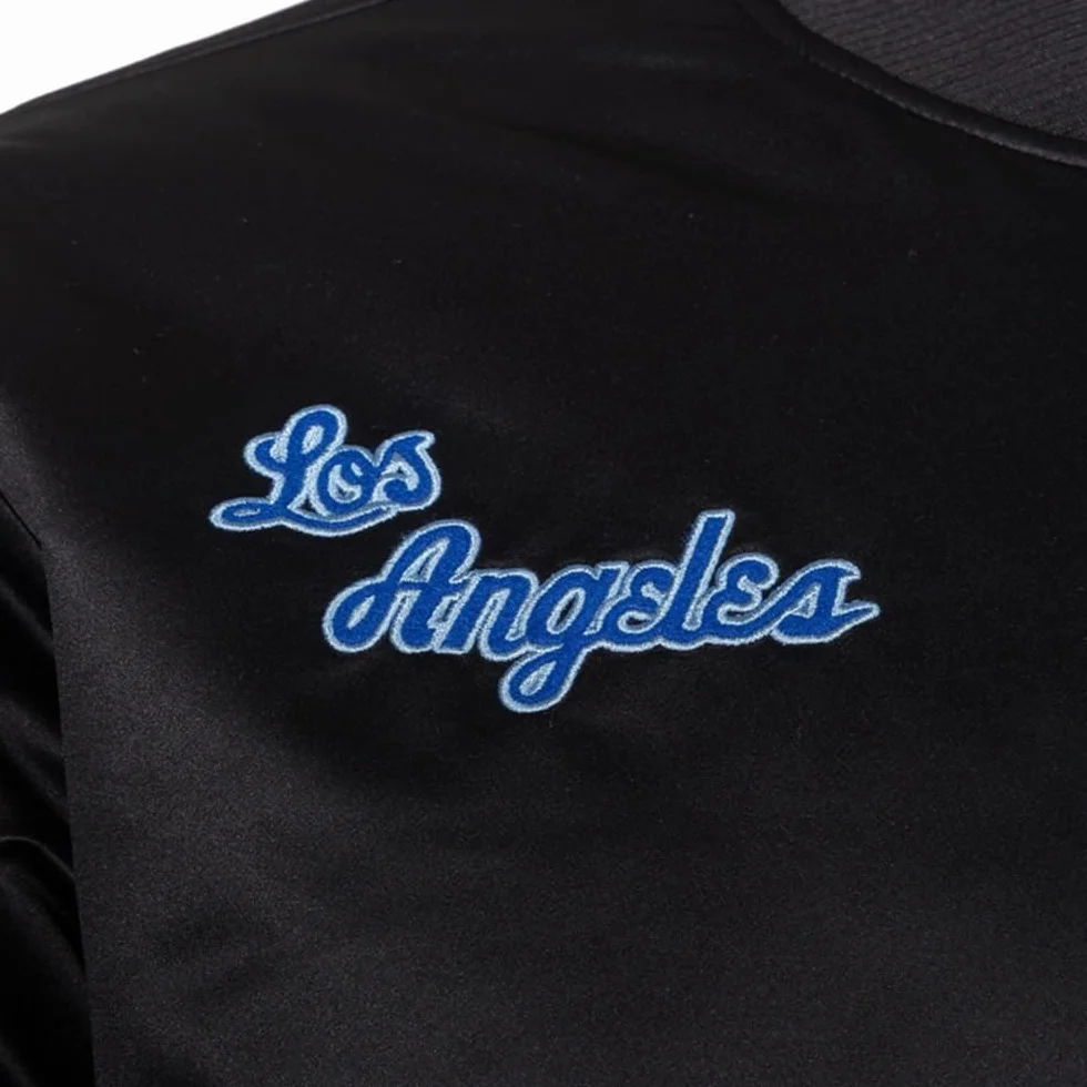 Mitchell & Ness NBA Blackout Giacca in raso pesante | Toppe e ricami di alta qualità su petto e maniche | Polsini a coste su collo, maniche e orlo | Tasche a filetto