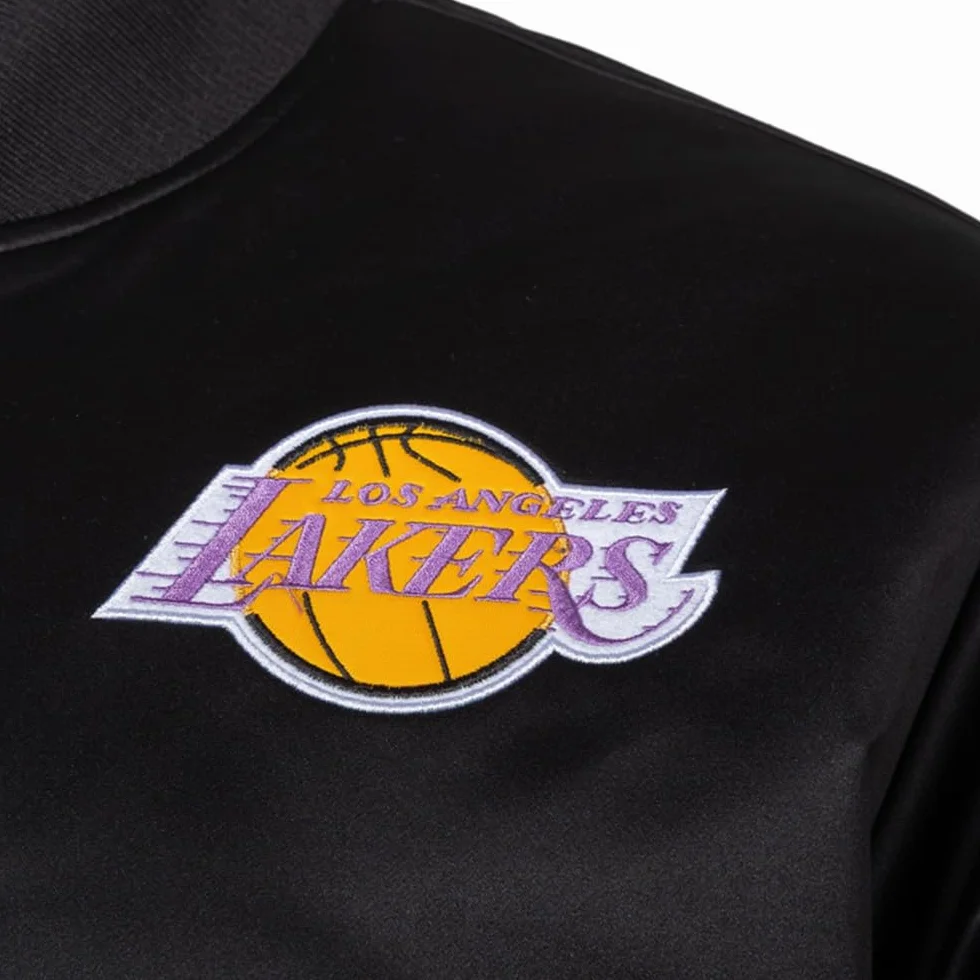 Mitchell & Ness NBA Blackout Giacca in raso pesante | Toppe e ricami di alta qualità su petto e maniche | Polsini a coste su collo, maniche e orlo | Tasche a filetto