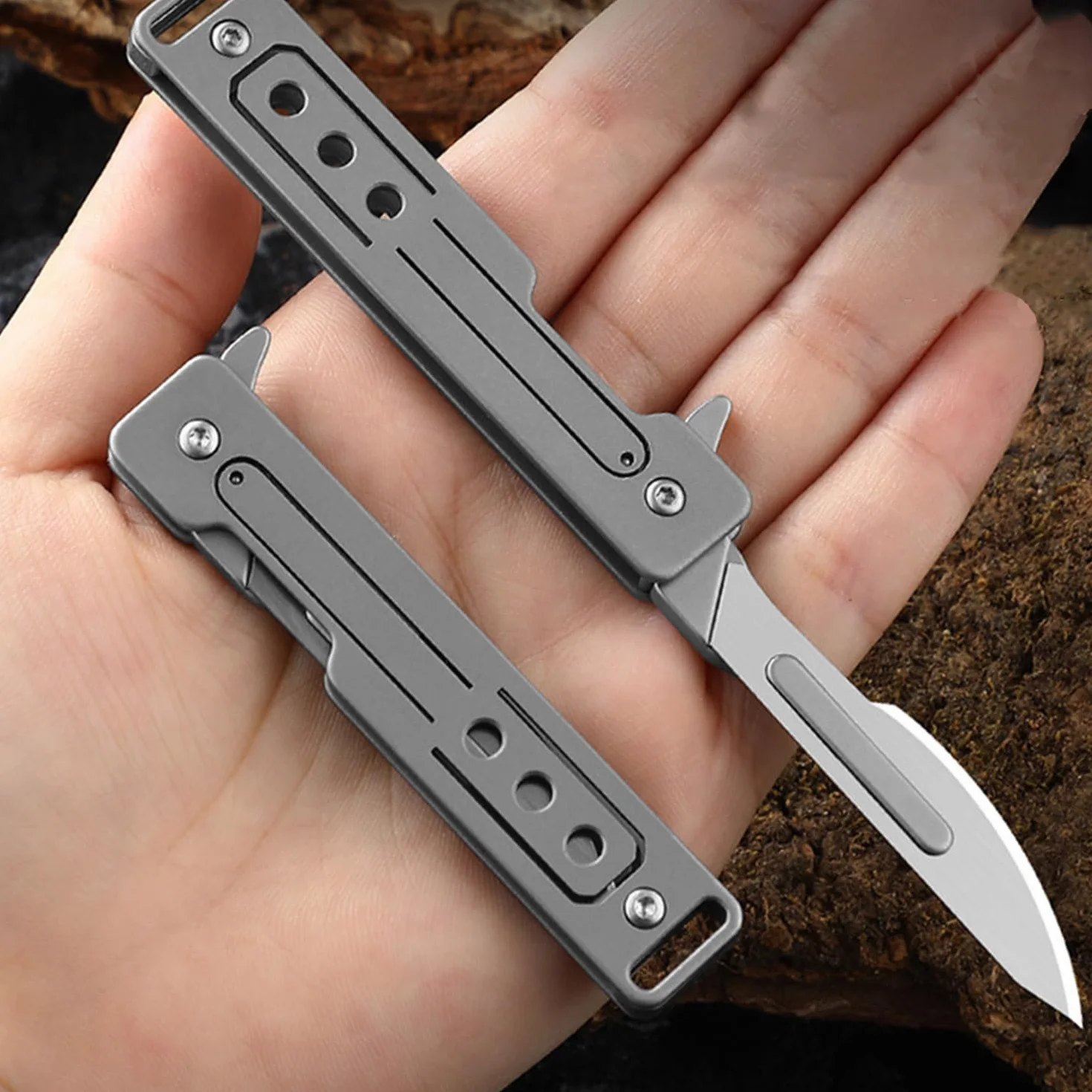 Mini Bisturi in Titanio con Lame Sostituibili, Utility Knife Pieghevole Cutter con 10 Acciaio Inox Sostituibile Lama, Coltello Pieghevole Multiuso EDC con Clip da Tasca per Campeggio