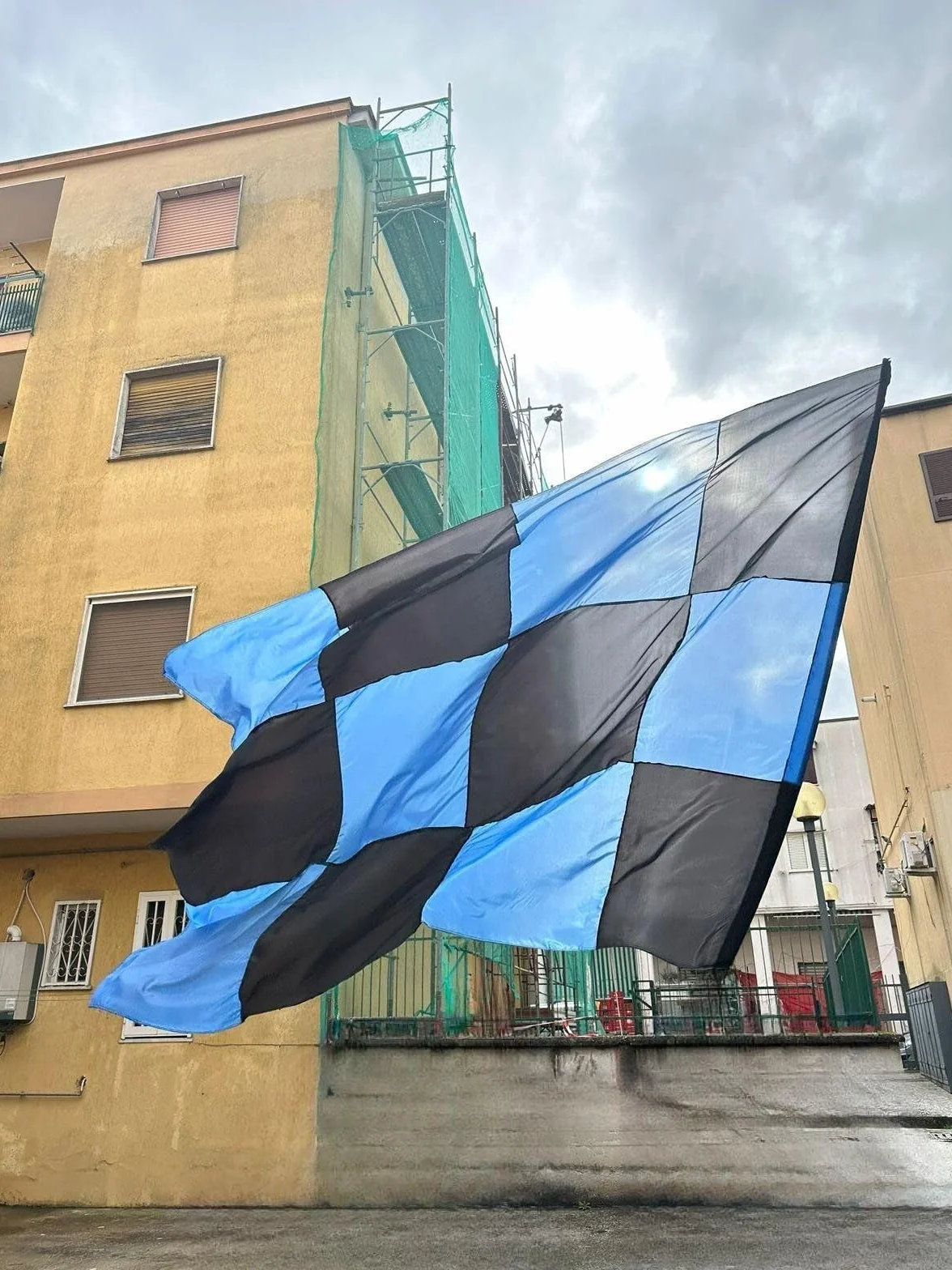 Bandiera Inter Campione a Scacchi in Poliestere Cucito Azzurro e Nero 2m x 3m con Aste Incluse