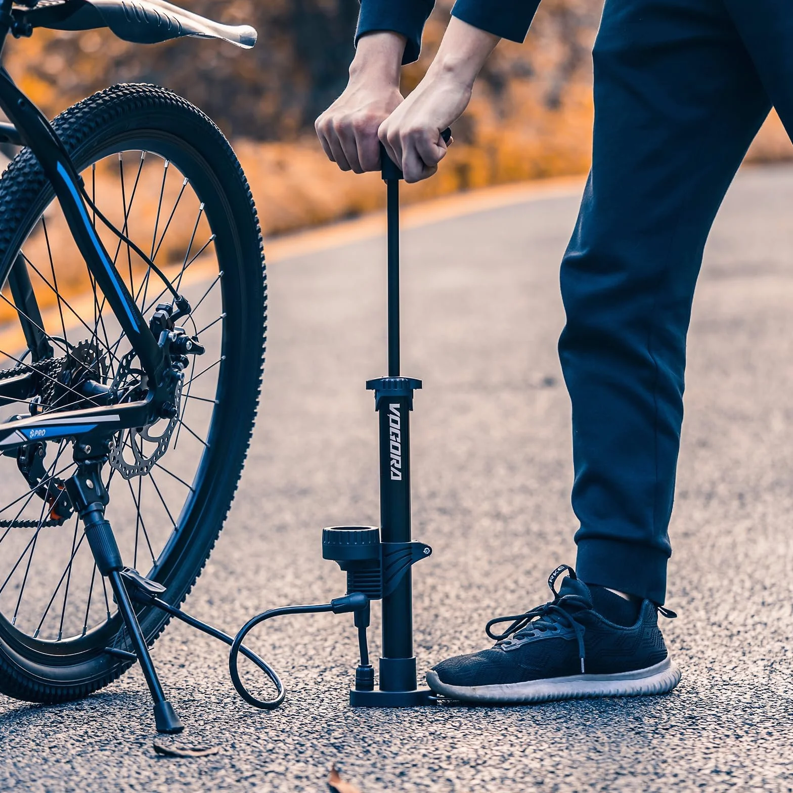 VOGORA Pompa per Bicicletta con Manometro, Valvola Presta e Schrader, Pompa a Pedale per Pneumatici Auto, MTB e Palloni