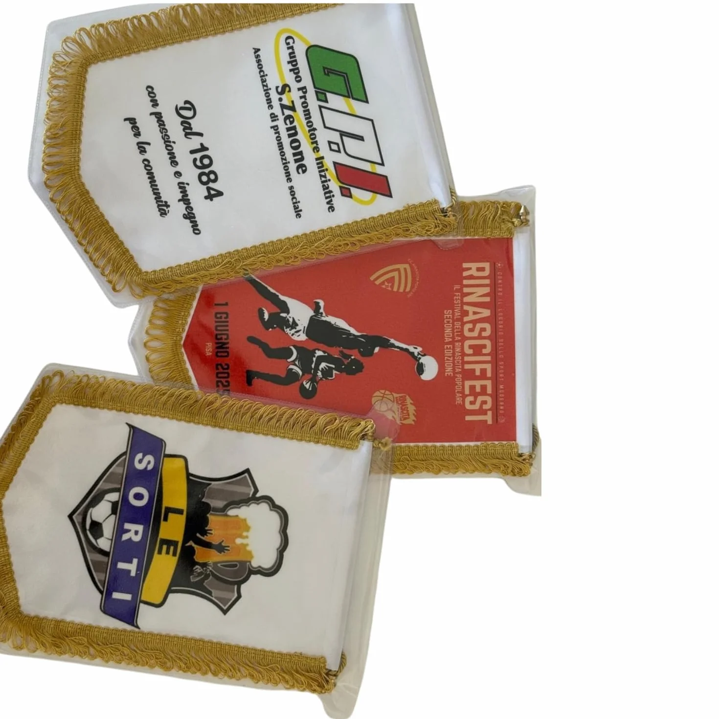 Gagliardetti Personalizzati 20x28 cm con Bordo Dorato in Raso, Cordino, Astina Rigida e Custodia