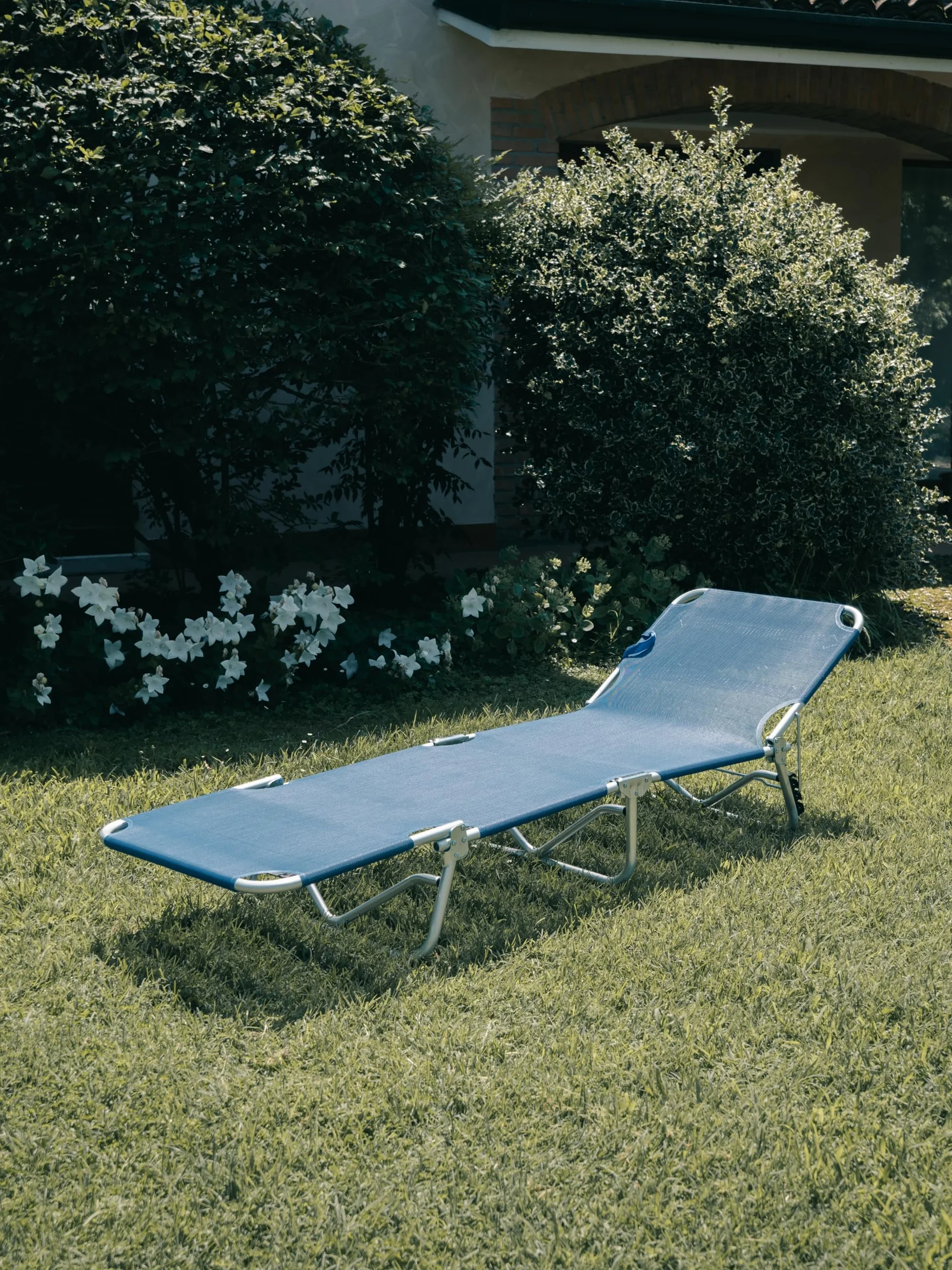 Lettino da spiaggia in alluminio Capri 192x56x24h, sdraio pieghevole in 4, con elastici per un miglior sostegno e pratiche maniglie per il trasporto