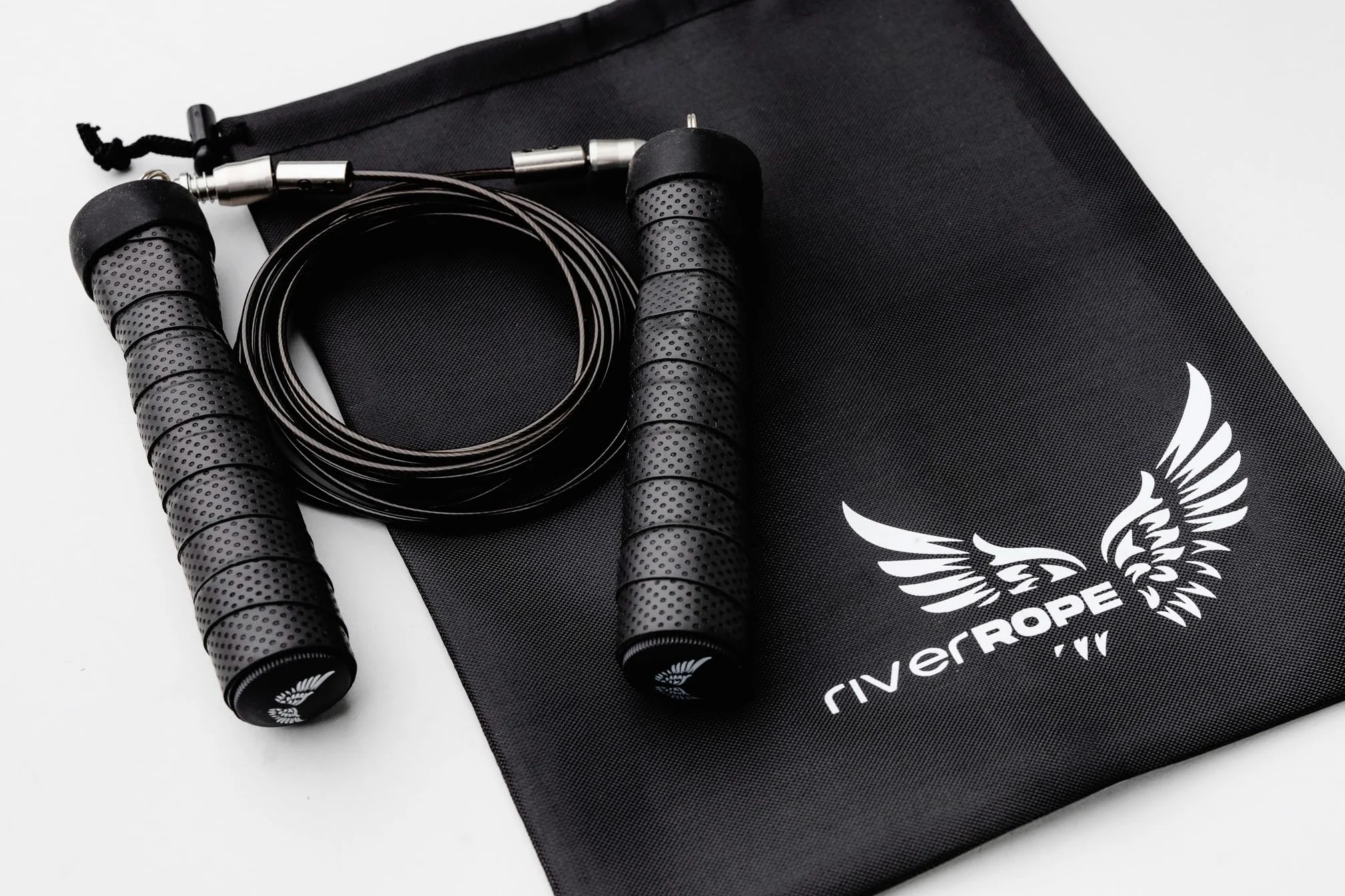Corda per saltare di alta qualità: connessioni rapide con clip, cavo in acciaio rivestito in PVC regolabile, comode maniglie ergonomiche in schiuma nera, per fitness, boxe, cardio, cross