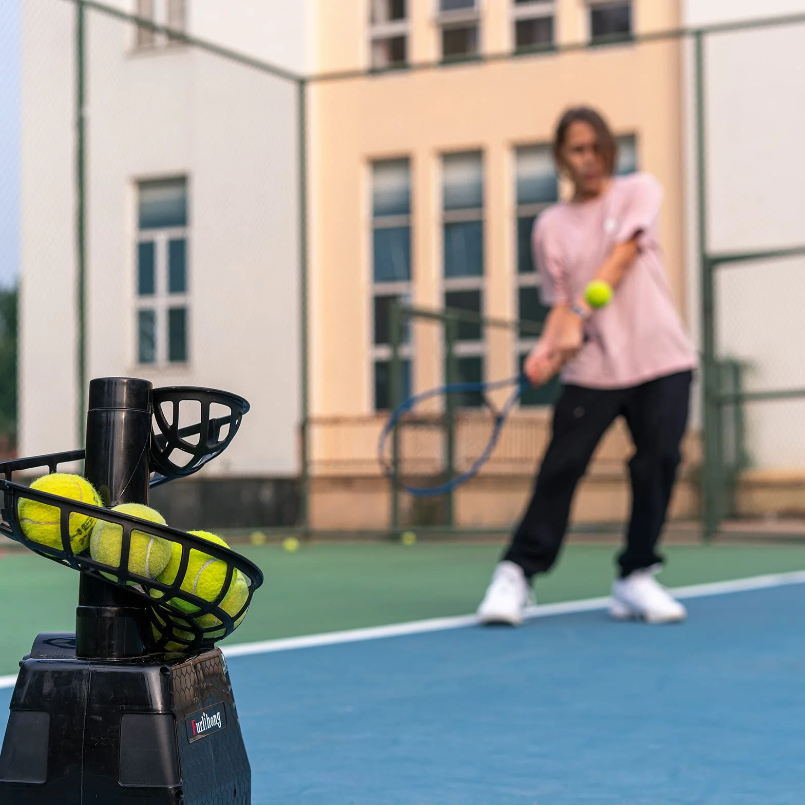 Furlihong Macchina da tennis 680BH, angolo di lancio regolabile, oscillazione automatica, batteria o AC 6V