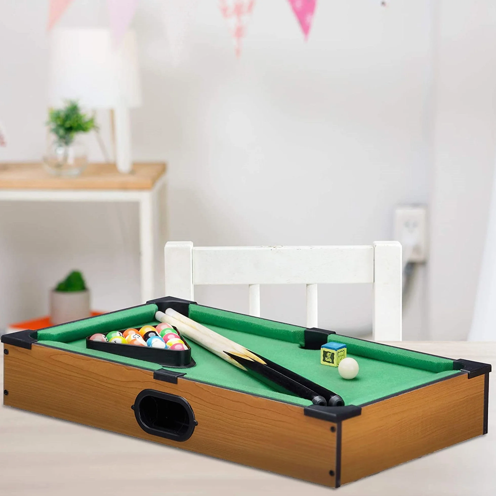 Mini tavolo da biliardo mobile 51x34x9.5 cm legno chiaro feltro verde 2 stecche 16 palle triangolo gesso