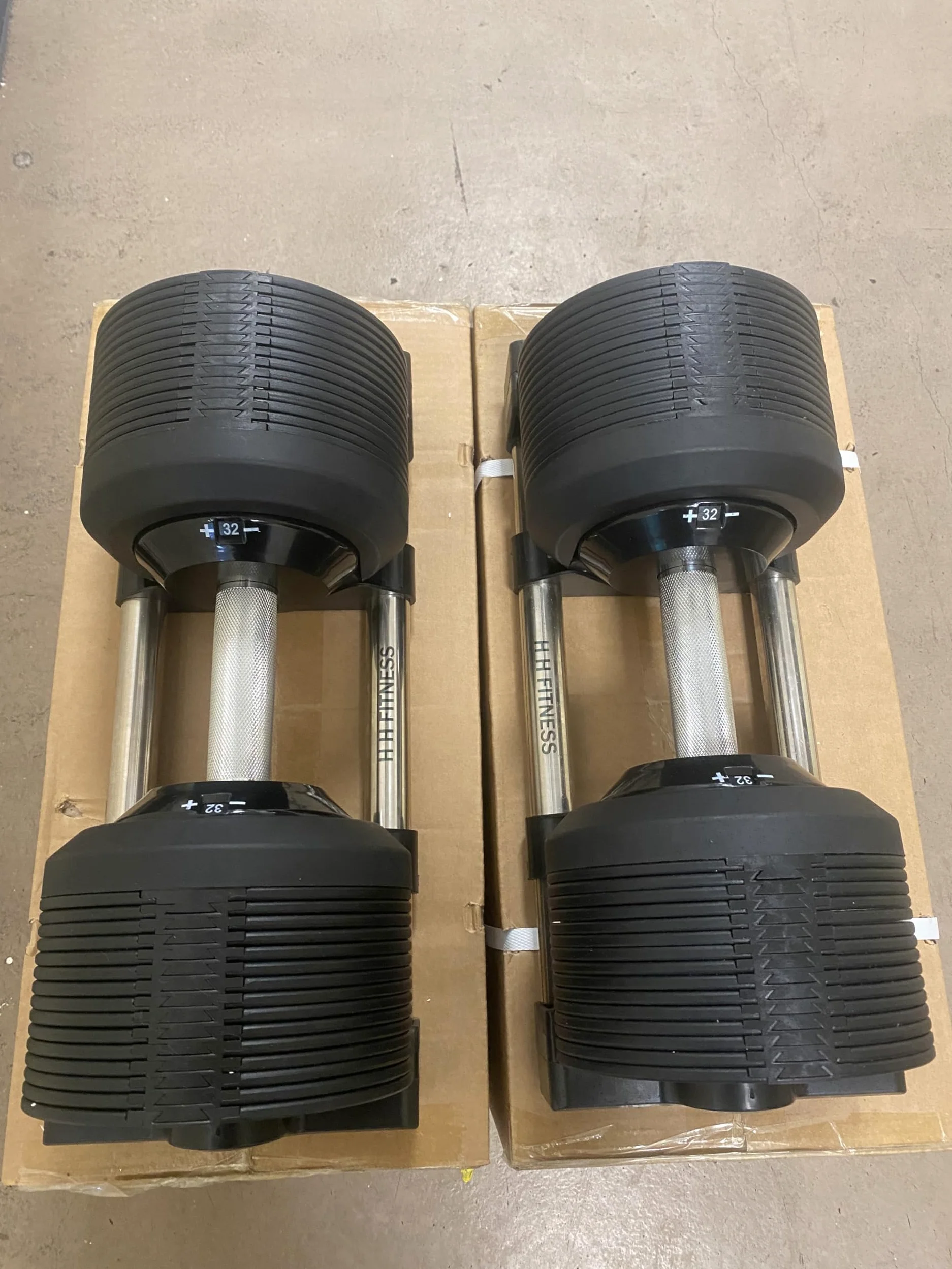 2 manubri regolabili da 32 kg (incrementi di 1 kg)