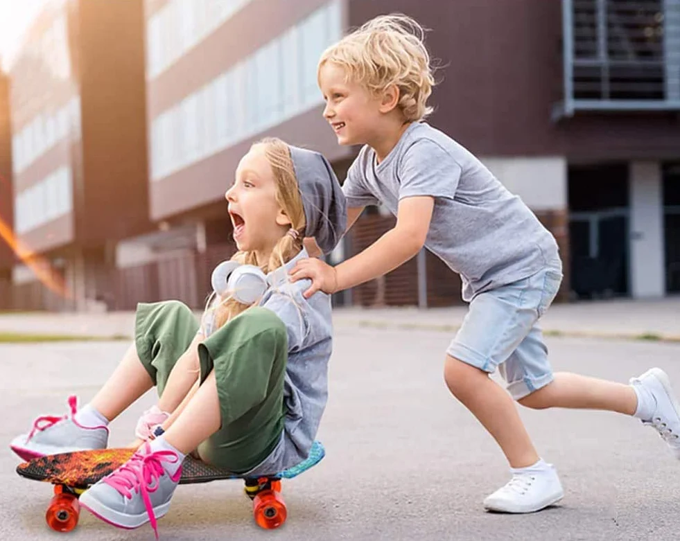 Skateboard Kids Mini Cruiser Skateboard Completo da 22 Pollici con Ruote Luminose a LED per Adulti Bambini Principianti Ragazze Ragazzi Regalo di Compleanno