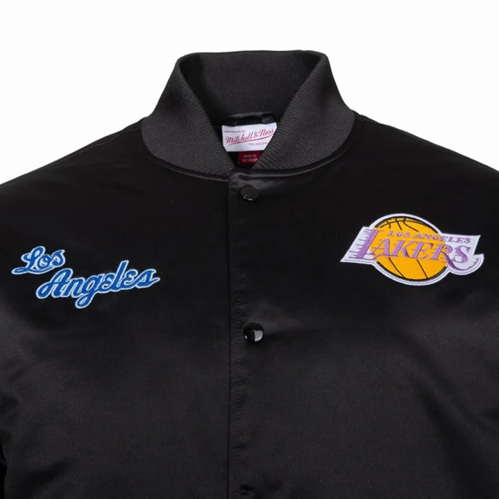 Mitchell & Ness NBA Blackout Giacca in raso pesante | Toppe e ricami di alta qualità su petto e maniche | Polsini a coste su collo, maniche e orlo | Tasche a filetto
