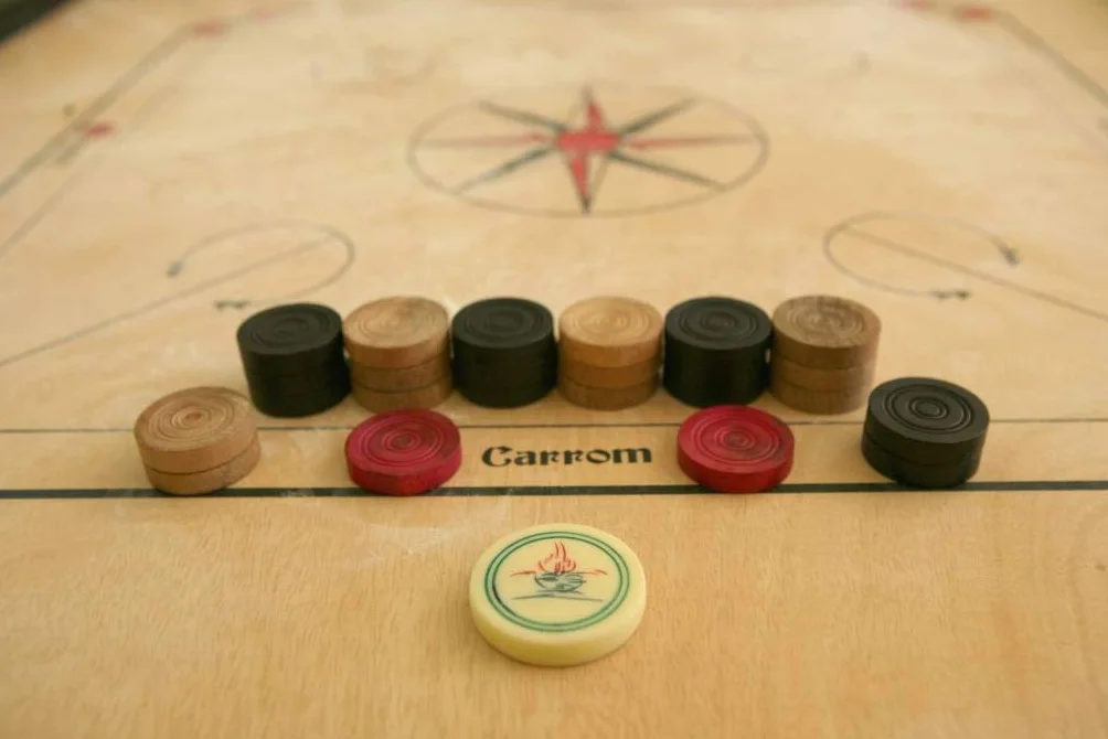 Ubergames Carrom Board Set ufficiale da 7 kg – Legno duro ecologico – Kit completo con dischi ufficiali (Carrom con tavoli e borsa) – India originale per 2-4 giocatori a partire da 8 anni