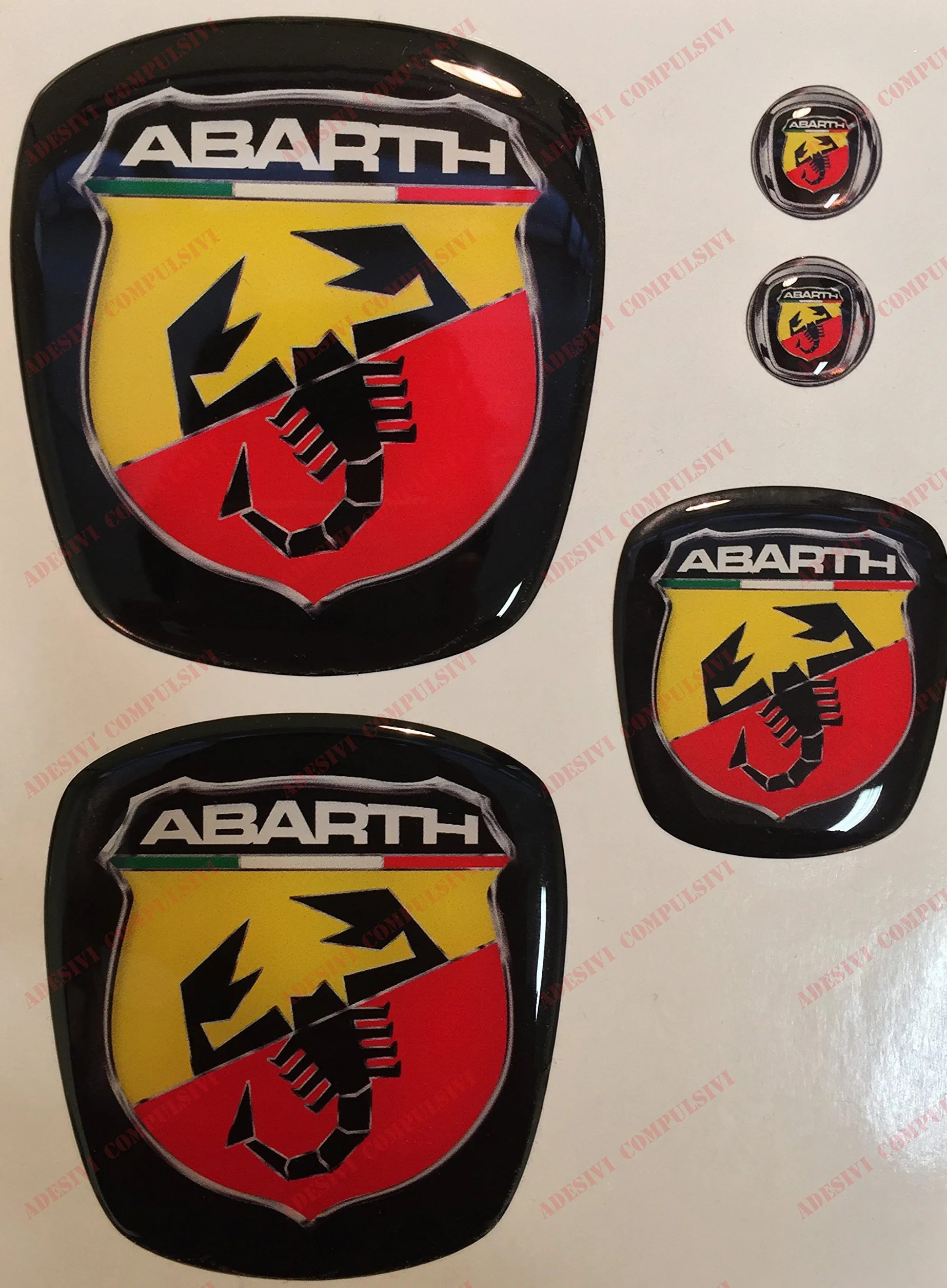 Logo compatibile con Fiat 500 stile ABARTH anteriore, posteriore + volante + 2 stemmi per portachiavi. Per cofano e baule. Adesivi resinati, effetto 3D. Fregi Scorpione, sfondo nero
