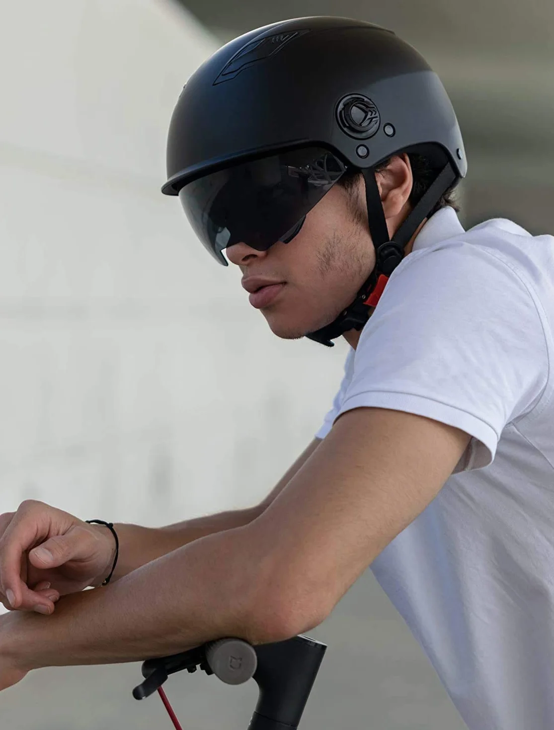 WESTT Escape I Casco da skateboard con visiera solare I Casco da skateboard leggero I Casco da BMX e bici I Casco Inliner I Uomo e donna con cinturino regolabile