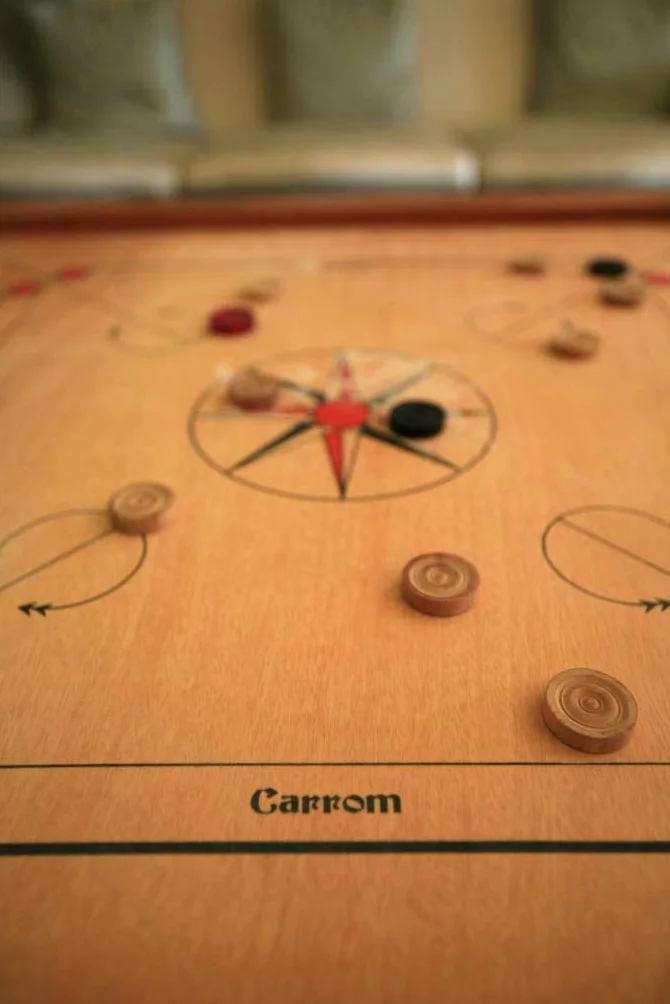 Ubergames Carrom Board Set ufficiale da 7 kg – Legno duro ecologico – Kit completo con dischi ufficiali (Carrom con tavoli e borsa) – India originale per 2-4 giocatori a partire da 8 anni