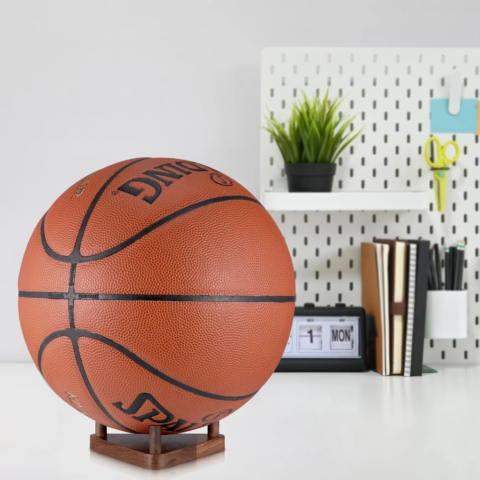 Fentar Porta Palloni da Calcio, Supporto per Esposizione in Legno, Elegante Porta Pallone, Scaffale per Conservazione Palloni, Supporto Versatile per Pallone per Pallavolo, Rugby, Basket, Golf