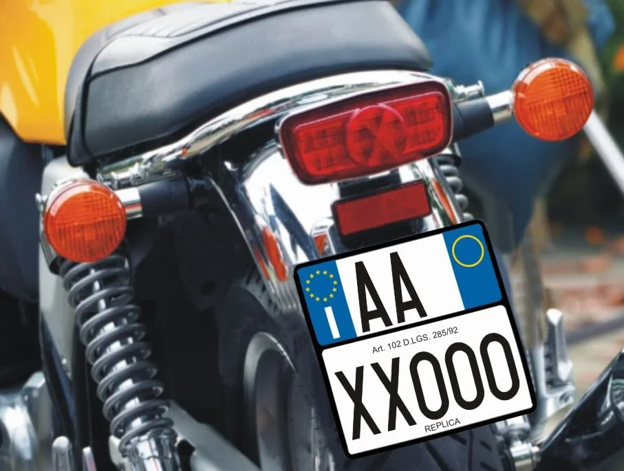 (Publi 2000) TARGA REPLICA SOSTITUTIVA IN ALLUMINIO PERSONALIZZABILE Codice della strada Art.102 D.LGS. 285/92 - COMUNICARE IL NUMERO DI TARGA A: email: publi2000@libero.it - Tel. 3282918072